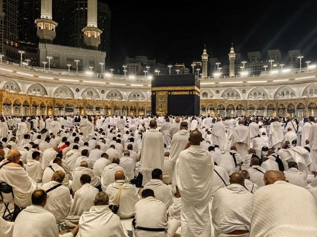 Peregrinos nocturnos se reúnen alrededor de la Kaaba