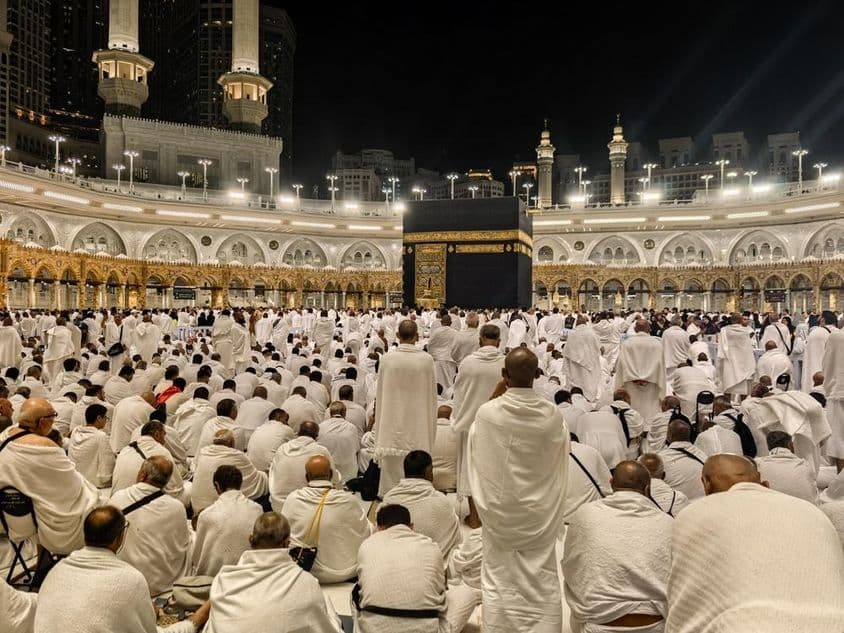 Peregrinos nocturnos se reúnen alrededor de la Kaaba