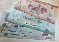 Billetes de papel de dirham de los Emiratos Árabes Unidos