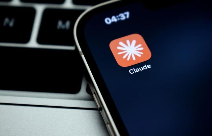 El icono de la app Claude visible en un iPhone.