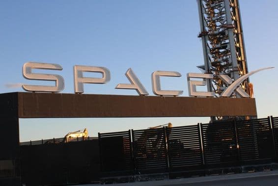 Elon Musk en la base Starbase de SpaceX.