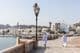 Hombres con indumentaria tradicional omaní en el malecón de Mascate.