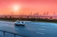 Autopista y ciudad de Dubái al atardecer.