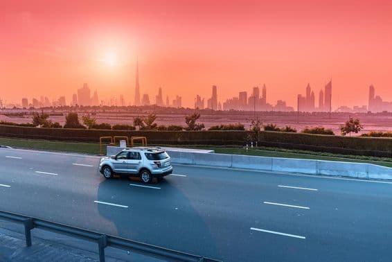 Autopista y ciudad de Dubái al atardecer.