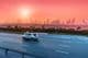 Autopista y ciudad de Dubái al atardecer.