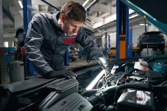 El trabajador realiza una inspección técnica exhaustiva del coche