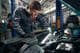 El trabajador realiza una inspección técnica exhaustiva del coche