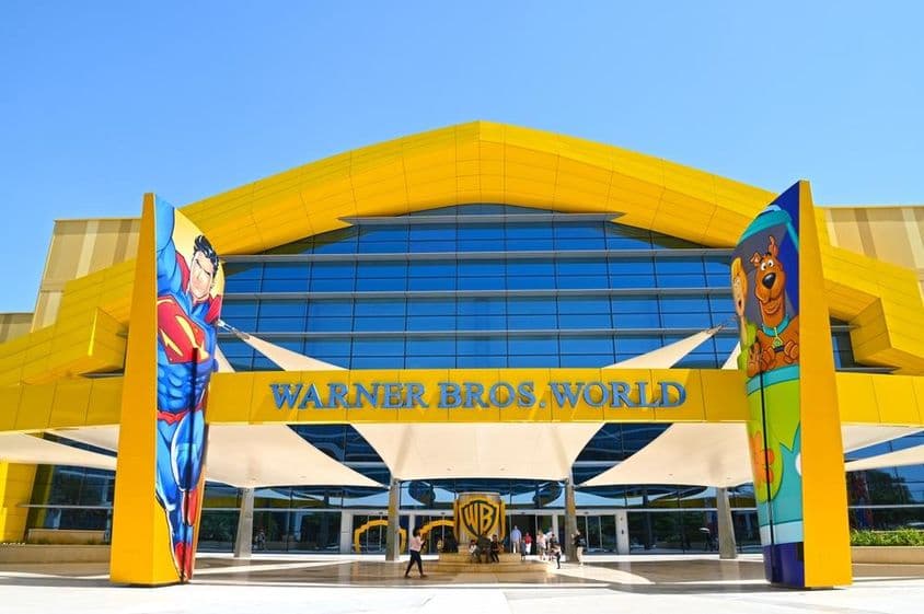Entrada principal al parque de atracciones interior Warner Bros World en Abu Dhabi