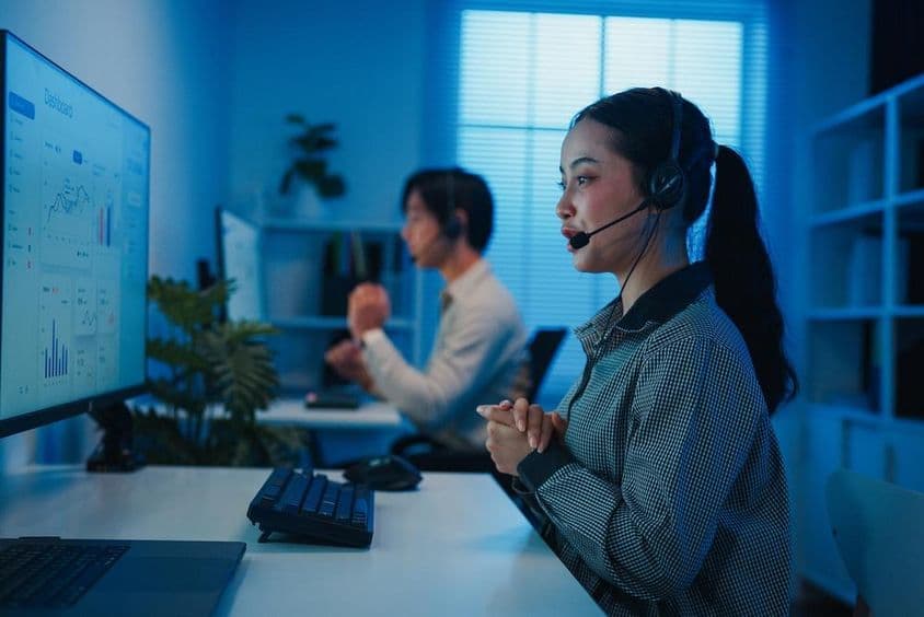 Equipo joven asiático de atención al cliente de la Generación Z
