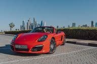 Porsche Boxster rojo aparcado en Palm Jumeirah