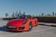 Porsche Boxster rojo aparcado en Palm Jumeirah