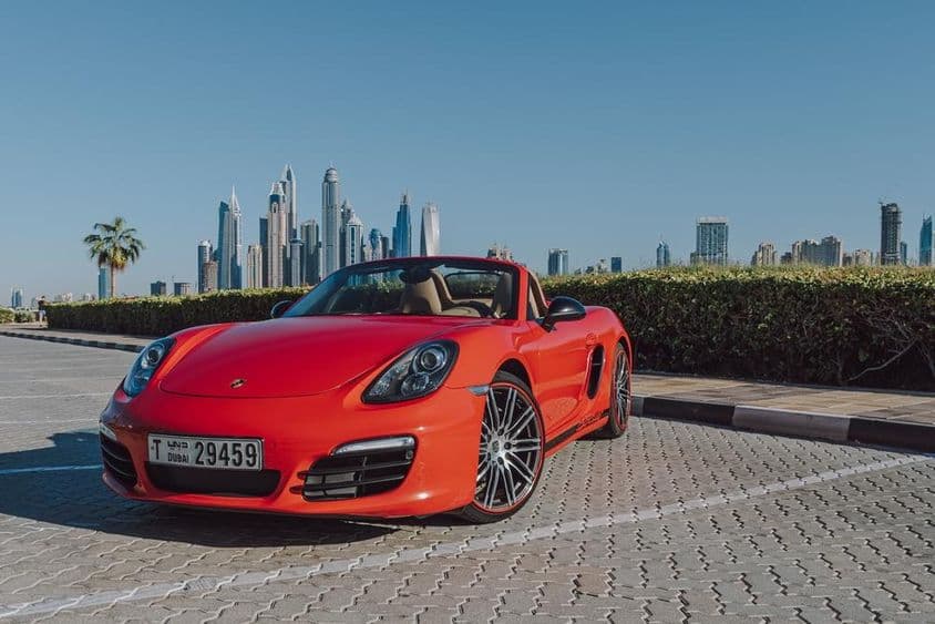 Porsche Boxster rojo aparcado en Palm Jumeirah