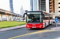 rascacielos moderno a lo largo de Sheikh Zayed Road.