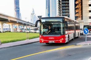 rascacielos moderno a lo largo de Sheikh Zayed Road.