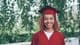 graduado feliz con toga roja