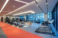 Un gimnasio y equipo de fitness