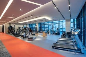 Un gimnasio y equipo de fitness