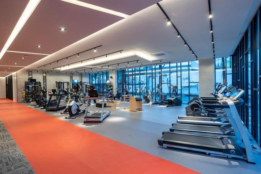 Un gimnasio y equipo de fitness