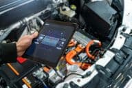 Revisando la batería de un coche eléctrico en un centro de servicio