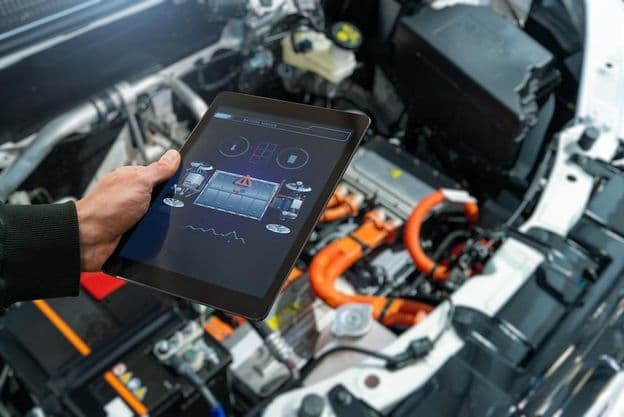 Revisando la batería de un coche eléctrico en un centro de servicio