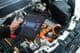 Revisando la batería de un coche eléctrico en un centro de servicio