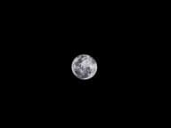 Microluna llena en el cielo