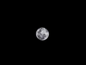 Microluna llena en el cielo