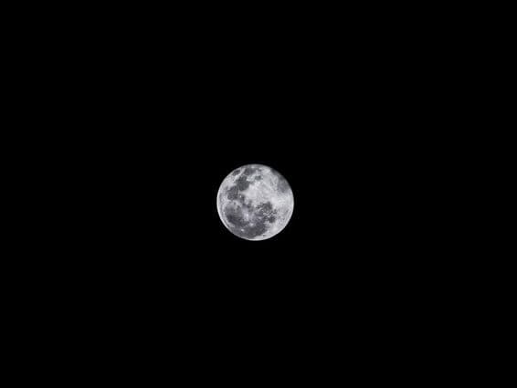 Microluna llena en el cielo