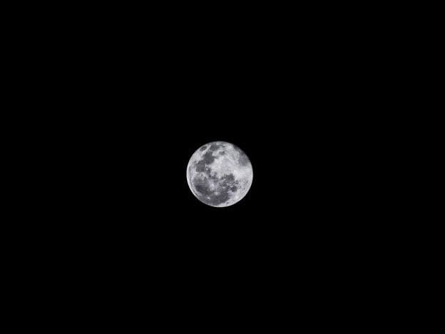 Microluna llena en el cielo