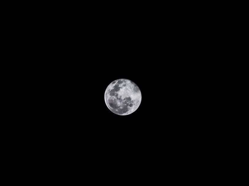 Microluna llena en el cielo