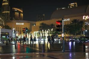 Peatones en el centro de la ciudad por la noche