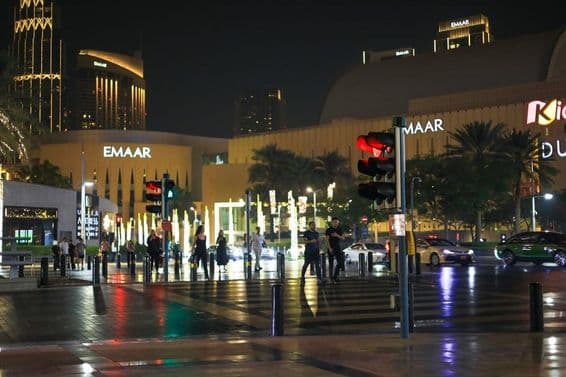 Peatones en el centro de la ciudad por la noche
