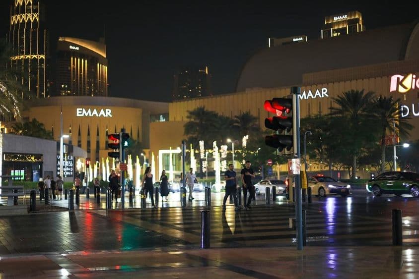 Peatones en el centro de la ciudad por la noche