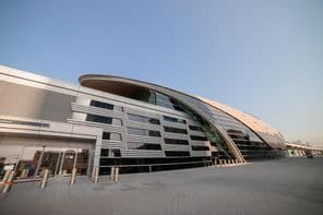 Vista exterior de una estación de metro en Dubái, Emiratos Árabes Unidos