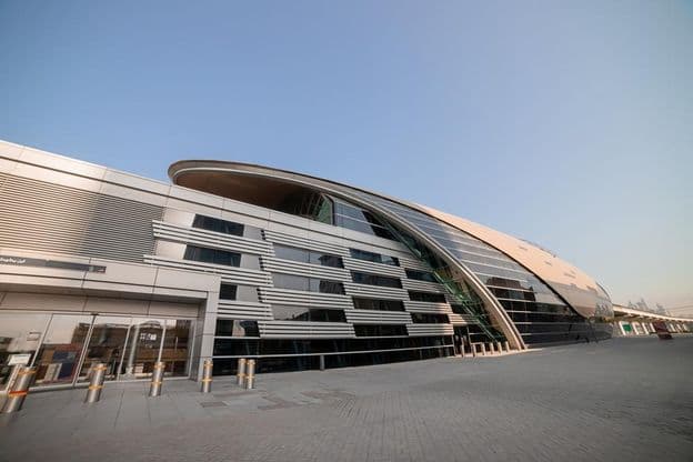 Vista exterior de una estación de metro en Dubái, Emiratos Árabes Unidos