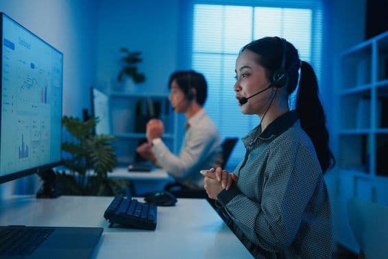 Un joven equipo asiático de call center