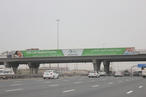 Carretera Sheikh Mohammed Bin Zayed enlazando Dubái y Sharjah emiratos.