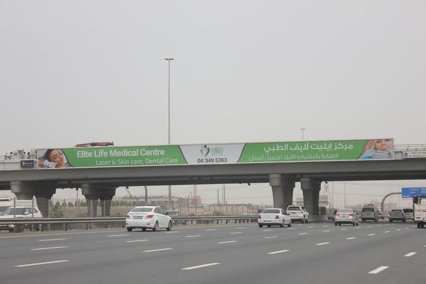 Carretera Sheikh Mohammed Bin Zayed enlazando Dubái y Sharjah emiratos.