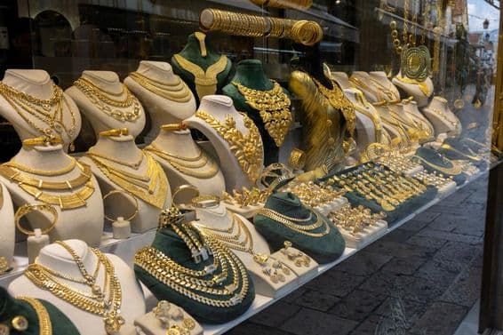 Joyas de oro en la vitrina de una tienda