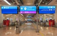 señal de salida en el Aeropuerto Internacional de Dubái