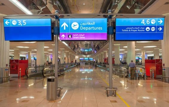 señal de salida en el Aeropuerto Internacional de Dubái