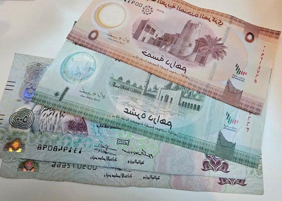 Billetes de papel de Dirham Emiratí