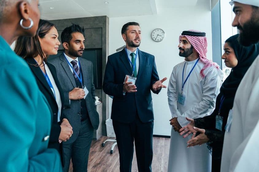 Empresarios multinacionales de pie en una oficina