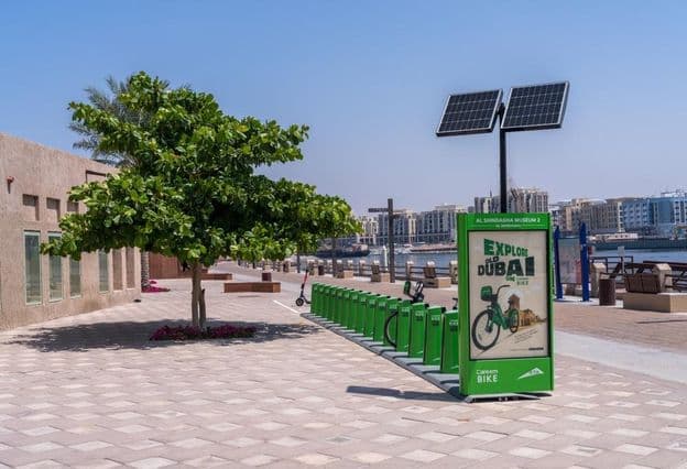 Puesto de alquiler de bicicletas Careem en el distrito de Al Shindagha